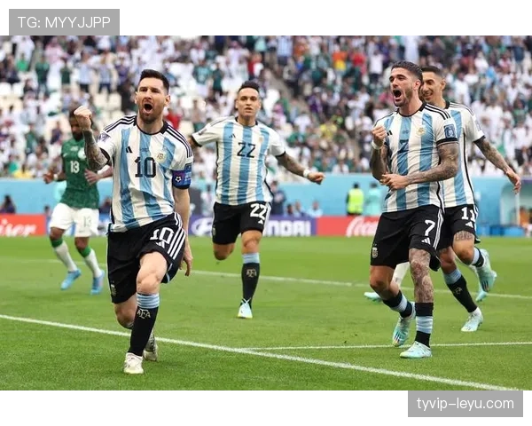 梅西与莱万巅峰对决上演，状态回暖成焦点